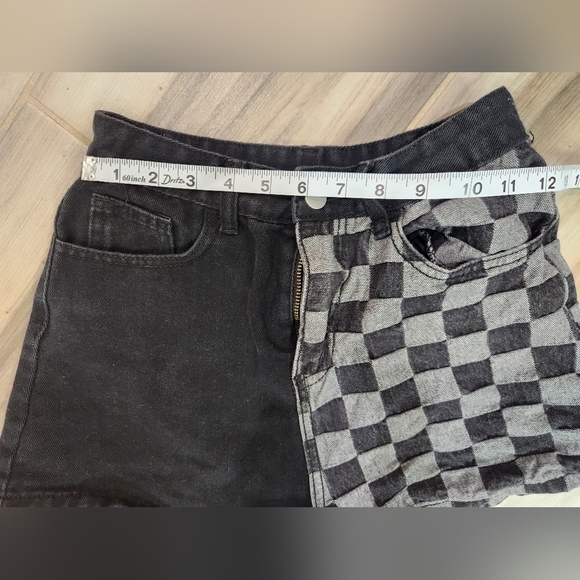 Romwe Checkered Black Denim Jigh Waisted Shorts Size 4 - Picture 5 of 7